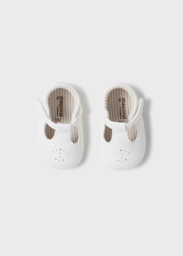 baby girl mary jane shoes. my first shoes, baby shoes, white little girls 